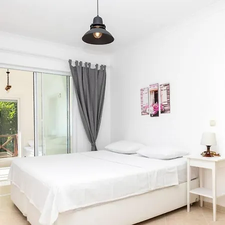 House With Sea View And Shared Pool In Bodrum 아파트