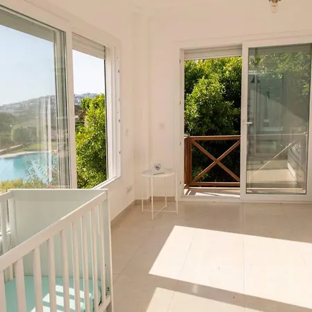 House With Sea View And Shared Pool In Bodrum 아파트