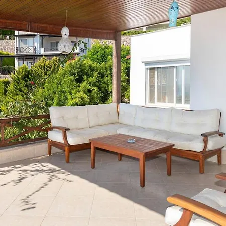 House With Sea View And Shared Pool In Bodrum 아파트